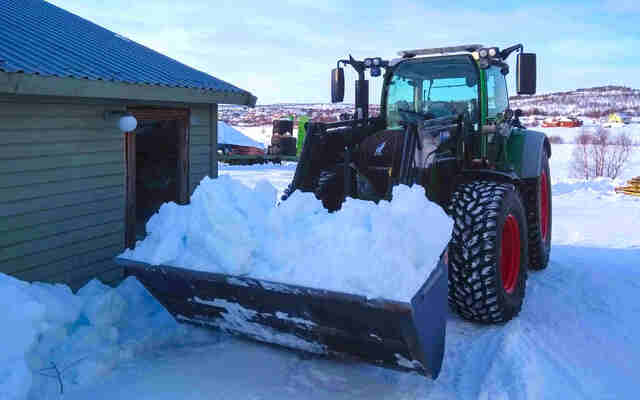 Vår snøbrøytetraktor med snøskuffe.